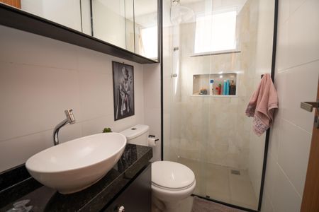 Banheiro da Suíte de apartamento para alugar com 3 quartos, 80m² em Parque Xangri-lá, Contagem