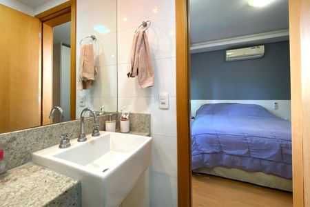Apartamento à venda com 65m², 2 quartos e 2 vagasBanheiro da Suíte