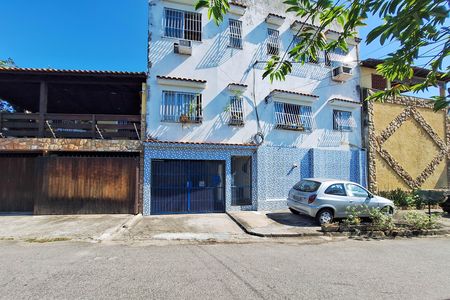 Casa à venda com 168m², 2 quartos e 2 vagas Casa à venda com 168m², 2 quartos e 2 vagasFachada
