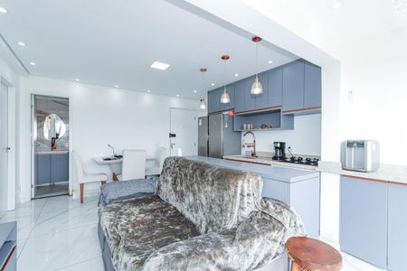 Apartamento à venda com 135m², 3 quartos e 3 vagas Apartamento à venda com 135m², 3 quartos e 3 vagasSala com sofá de veludo, iluminação adequada e decoração minimalista.
