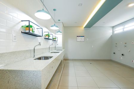 Apartamento à venda com 135m², 3 quartos e 3 vagas Apartamento à venda com 135m², 3 quartos e 3 vagasBanheiro com piso de porcelanato, bancos de granito e iluminação adequada.