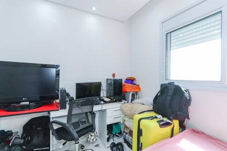 Apartamento à venda com 135m², 3 quartos e 3 vagas Apartamento à venda com 135m², 3 quartos e 3 vagasQuarto com cama, TV, computador e móveis simples, com pouca iluminação e pouca decoração.