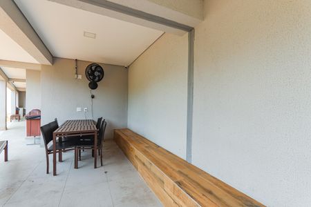 Apartamento à venda com 135m², 3 quartos e 3 vagas Apartamento à venda com 135m², 3 quartos e 3 vagasPatio com mesa e cadeiras, com vista para o jardim e uma churrasqueira.