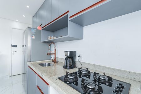 Apartamento à venda com 135m², 3 quartos e 3 vagas Apartamento à venda com 135m², 3 quartos e 3 vagasCozinha com geladeira, fogão e cafeteira, com iluminação boa e acabamento de granito na bancada.