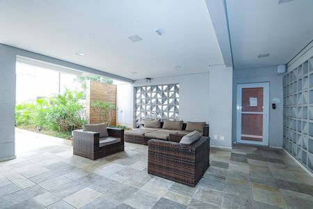 Apartamento à venda com 135m², 3 quartos e 3 vagas Apartamento à venda com 135m², 3 quartos e 3 vagasSala com móveis de madeira e jardim ao fundo.