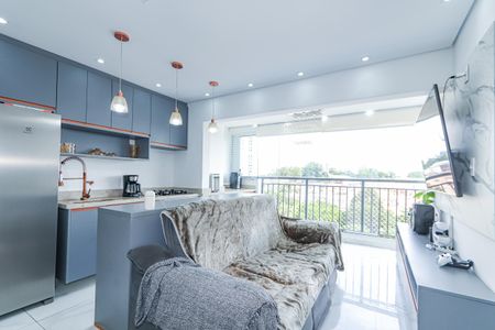 Apartamento à venda com 135m², 3 quartos e 3 vagas Apartamento à venda com 135m², 3 quartos e 3 vagasCozinha moderna com móveis em tons de cinza e azul, iluminação adequada e vista para a varanda.