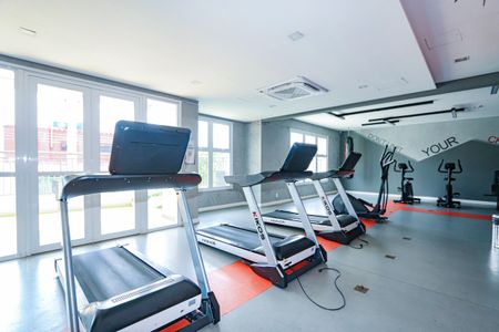 Apartamento à venda com 135m², 3 quartos e 3 vagas Apartamento à venda com 135m², 3 quartos e 3 vagasGinásio com equipamentos de exercícios e janelas grandes, iluminado por luz natural e artificial.