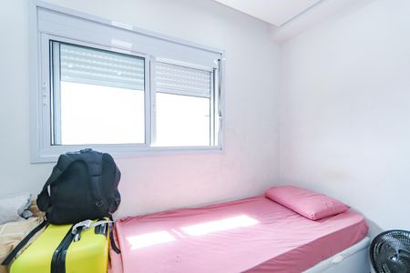Apartamento à venda com 135m², 3 quartos e 3 vagas Apartamento à venda com 135m², 3 quartos e 3 vagasQuarto pequeno com cama simples, janela grande e iluminação natural, com bagagem e ventilador.