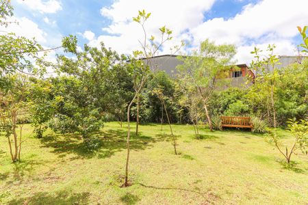 Apartamento à venda com 135m², 3 quartos e 3 vagas Apartamento à venda com 135m², 3 quartos e 3 vagasJardim com árvores e bancos, com vista para a casa e o céu azul com nuvens.