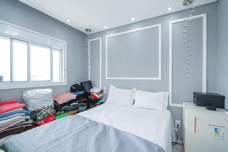 Apartamento à venda com 135m², 3 quartos e 3 vagas Apartamento à venda com 135m², 3 quartos e 3 vagasQuarto com cama de casal, paredes cinza e móveis brancos, com uma pequena janela e um pequeno armário.