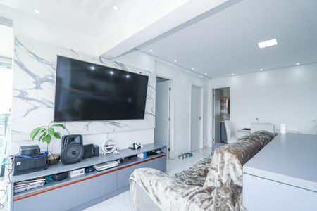 Apartamento à venda com 135m², 3 quartos e 3 vagas Apartamento à venda com 135m², 3 quartos e 3 vagasCasa com decoração moderna e sofisticada, com TV e console de som, e uma mesa de jantar com cadeiras brancas.