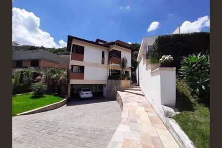Casa de condomínio à venda com 378m², 4 quartos e 4 vagas