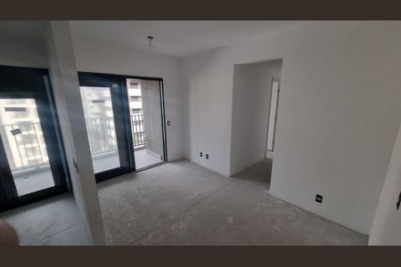 Apartamento à venda com 63m², 2 quartos e 1 vagaParede branca e janelas com vista para a rua, com um chão de concreto e uma porta de vidro.