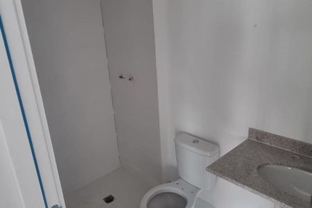 Apartamento à venda com 63m², 2 quartos e 1 vagaBanheiro com piso de porcelanato e pia de granito.