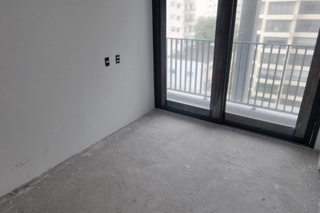 Apartamento à venda com 63m², 2 quartos e 1 vagaParede branca e chão de concreto, com vista para a cidade e balcão com grades de ferro.