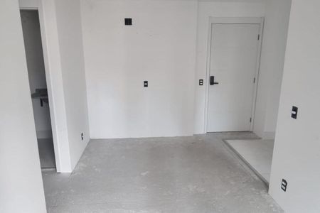 Apartamento à venda com 63m², 2 quartos e 1 vagaEspaço vázio com porta e piso de concreto, sem mobiliário ou decoração.
