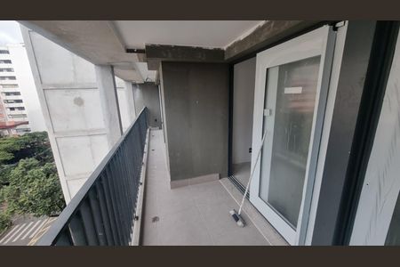 Apartamento à venda com 63m², 2 quartos e 1 vagaVaranda com vista para a rua, com piso de porcelanato e janela grande, sem móveis ou decoração.