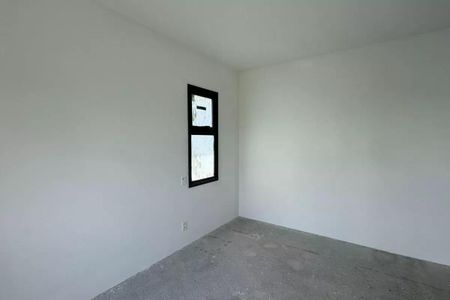Apartamento à venda com 63m², 2 quartos e 1 vagaQuarto com janela pequena e piso de concreto, sem móveis ou decoração.