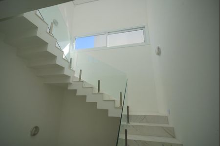 Casa de condomínio à venda com 276m², 3 quartos e 2 vagas Casa de condomínio à venda com 276m², 3 quartos e 2 vagasEscada para último andar