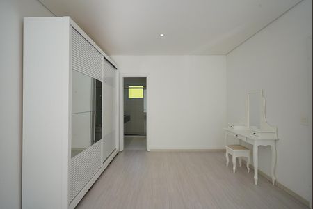 Casa de condomínio à venda com 276m², 3 quartos e 2 vagas Casa de condomínio à venda com 276m², 3 quartos e 2 vagasSuite 3