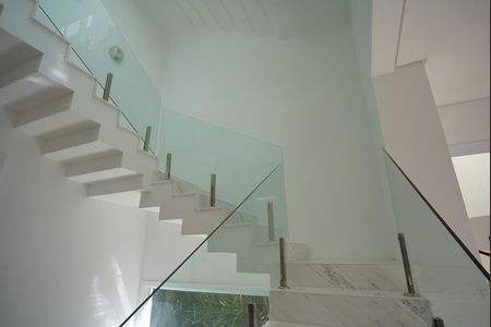 Casa de condomínio à venda com 276m², 3 quartos e 2 vagas Casa de condomínio à venda com 276m², 3 quartos e 2 vagasEscada para dormitórios