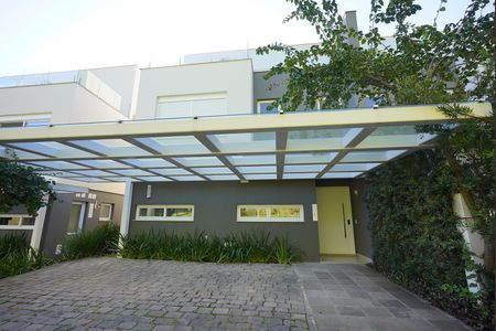Casa de condomínio à venda com 276m², 3 quartos e 2 vagas Casa de condomínio à venda com 276m², 3 quartos e 2 vagasGaragem e fachada