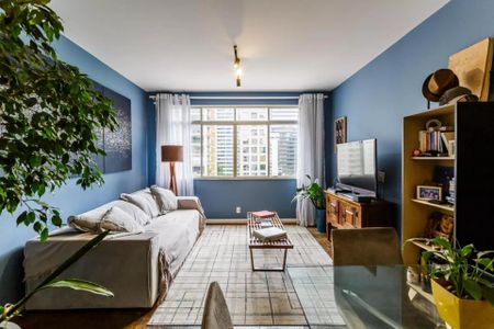 Apartamento à venda com 105m², 3 quartos e 1 vagaSala com sofá, mesa e TV, com vista para a cidade, iluminada por luz natural e artificial.