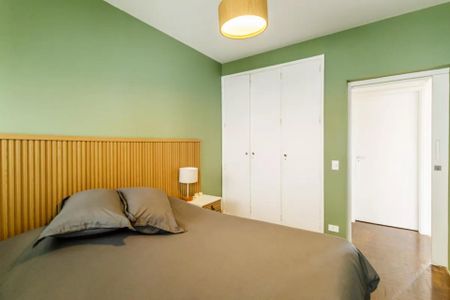 Quarto com cama, cabeceira de madeira e iluminação adequada. de apartamento à venda com 3 quartos, 105m² em Jardim America III, Várzea Paulista
