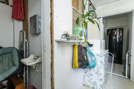 Apartamento à venda com 105m², 3 quartos e 1 vagaBanheiro com pia e vaso sanitário, com uma planta e uma bolsa de compras pendurada na parede.