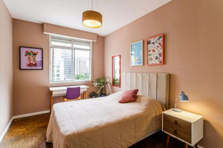 Apartamento à venda com 105m², 3 quartos e 1 vagaQuarto com cama, mesa e cadeira, com vista para a cidade.
