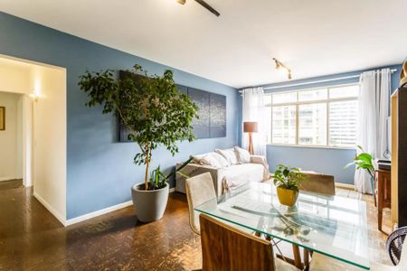 Sala com móveis brancos, janela grande e plantas, parede azul, piso de madeira, iluminação boa, bem decorada. de apartamento à venda com 3 quartos, 105m² em Jardim America III, Várzea Paulista