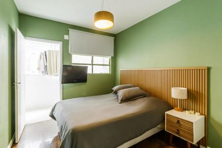 Apartamento à venda com 105m², 3 quartos e 1 vagaCama simples com cabeceira de madeira e iluminação adequada.