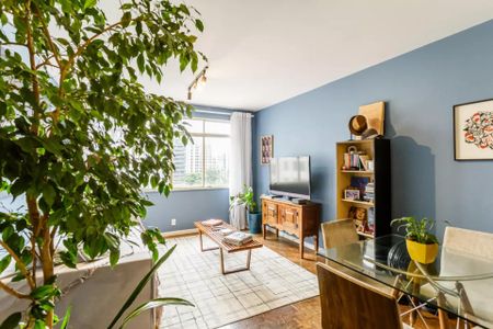 Sala com móveis de madeira, TV e janela com vista para a cidade. de apartamento à venda com 3 quartos, 105m² em Jardim America III, Várzea Paulista