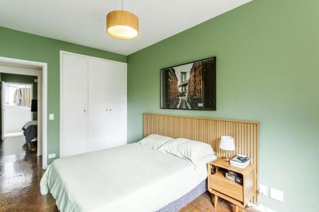 Apartamento à venda com 105m², 3 quartos e 1 vagaQuarto com cama simples, com uma imagem de rua em Lisboa, Portugal, com uma porta branca e uma janela pequena.