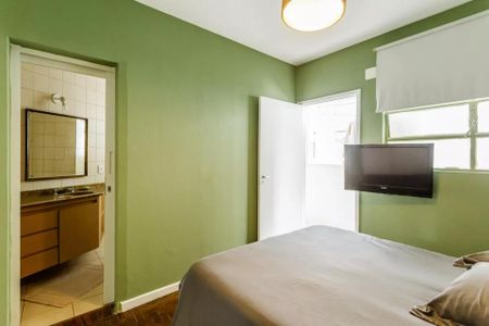 Apartamento à venda com 105m², 3 quartos e 1 vagaQuarto com cama simples, TV e porta para banheiro, com piso de cerâmica e teto branco.