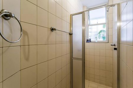 Apartamento à venda com 105m², 3 quartos e 1 vagaBanheiro com piso de porcelanato e chuveiro com cortina de vidro.