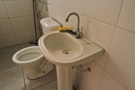 Banheiro de casa para alugar com 2 quartos, 70m² em Vila Zat, São Paulo