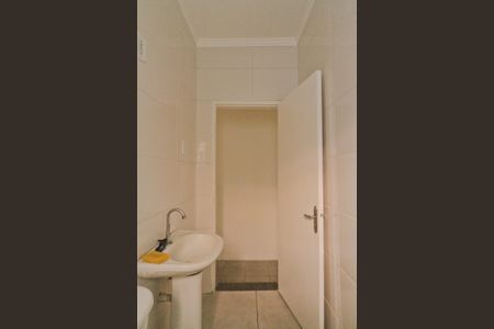 Banheiro de casa para alugar com 2 quartos, 70m² em Vila Zat, São Paulo