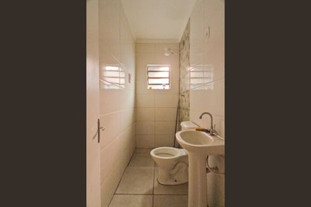 Banheiro de casa para alugar com 2 quartos, 70m² em Vila Zat, São Paulo