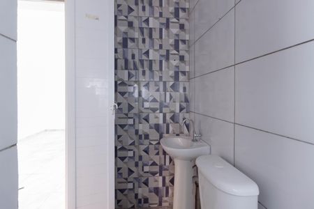 Banheiro de casa para alugar com 1 quarto, 60m² em Vila Zat, São Paulo