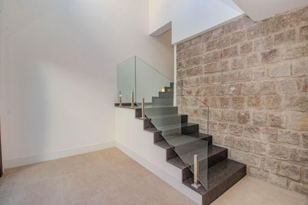 Casa à venda com 290m², 3 quartos e 2 vagas Casa à venda com 290m², 3 quartos e 2 vagasEscadas