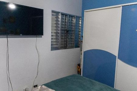 Casa à venda com 300m², 3 quartos e 5 vagasCama simples com TV montada na parede, com uma porta de cor azul e branca, e uma janela com persianas de alumínio.