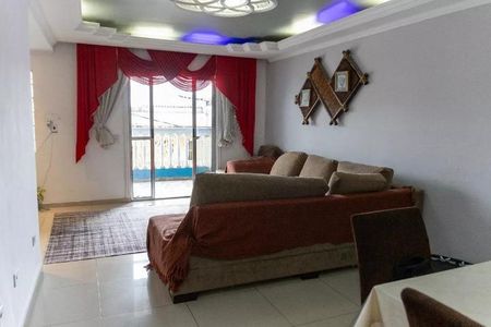 Casa à venda com 300m², 3 quartos e 5 vagasSala de estar com sofá, mesa e janela com cortinas vermelhas e brancas, vista para a rua.