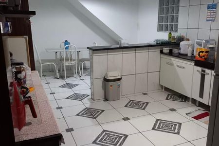 Casa à venda com 300m², 3 quartos e 5 vagasCozinha com piso de porcelanato, bancada de granito e geladeira, fogão e micro-ondas.