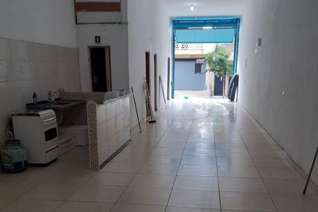 Casa à venda com 300m², 3 quartos e 5 vagasCozinha simples com piso de porcelanato e geladeira e fogão.