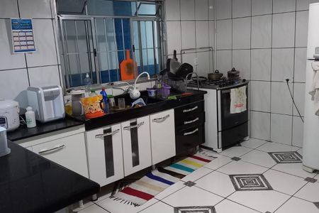 Casa à venda com 300m², 3 quartos e 5 vagasCozinha com móveis brancos e pretos, piso de porcelanato, geladeira e fogão, janela grande, iluminação boa, bem decorada.