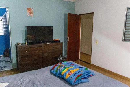 Quarto com cama, TV e armário, com um tapete azul e uma parede branca. de casa à venda com 3 quartos, 300m² em Recanto das Rosas, Osasco