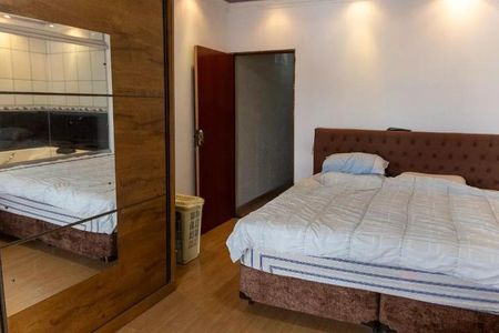 Quarto com cama de casal, armário e espelho, iluminação adequada, piso de madeira, com um nível de decoração básico. de casa à venda com 3 quartos, 300m² em Recanto das Rosas, Osasco