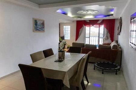 Sala de estar com mesa de jantar e sofá, com vista para a varanda e jardim. de casa à venda com 3 quartos, 300m² em Recanto das Rosas, Osasco