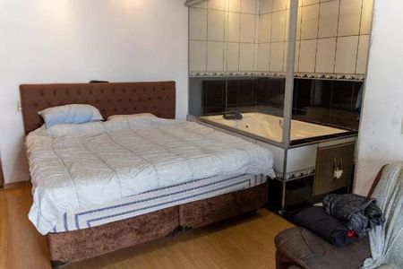 Quarto com cama de casal, banheiro com jacuzzi e armário de madeira. de casa à venda com 3 quartos, 300m² em Recanto das Rosas, Osasco